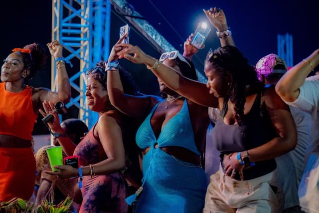 Accra Nightlife Tour: Enjoy Vibes, Music & Local Drinks