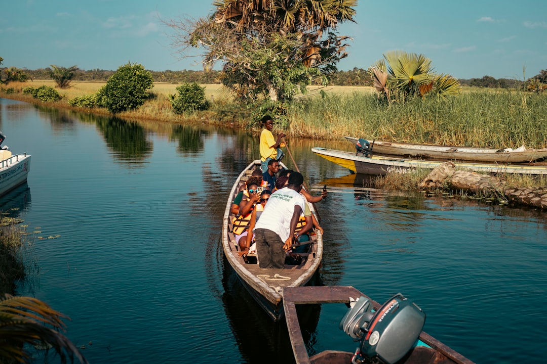 volta-river-ghana-boat